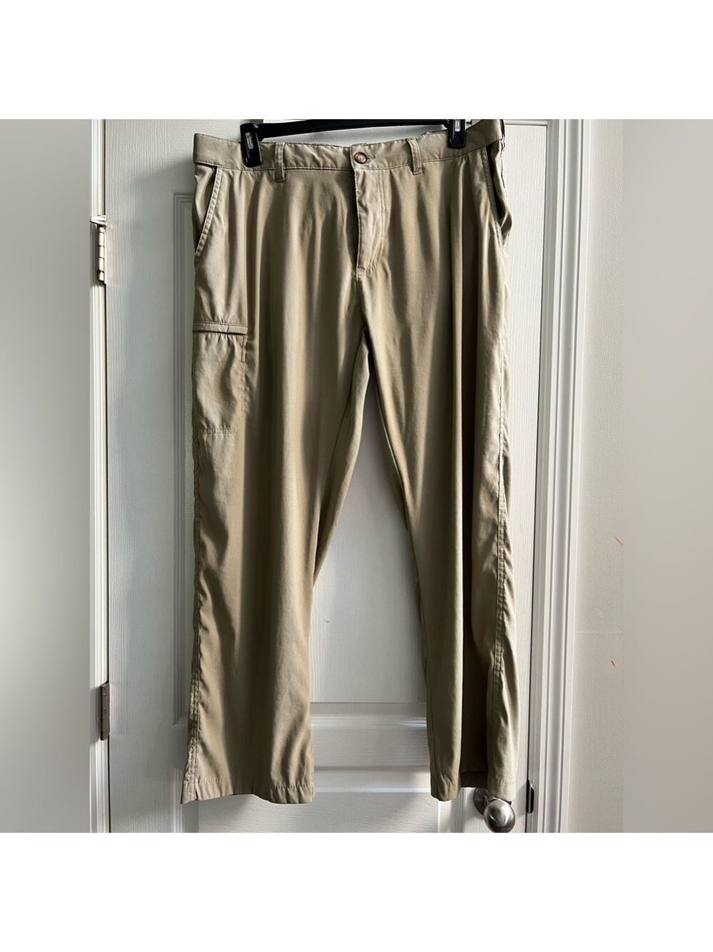 Men’s UB Tech Classic Fit Khaki Cargo Comfort Waist Pants. Size 38x30
